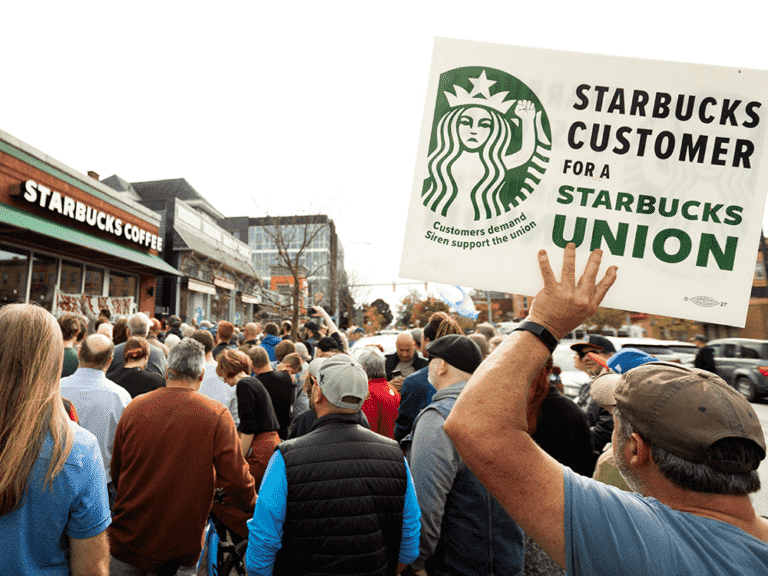 Les travailleurs américains de Starbucks frappent le trottoir lors d’une grève d’une journée dans 100 magasins