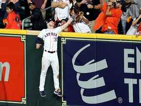 Kyle Tucker des Astros de Houston ne parvient pas à attraper un home run frappé par JT Realmuto des Phillies de Philadelphie lors du premier match des World Series 2022 au Minute Maid Park le 28 octobre 2022 à Houston.