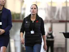 L'organisatrice du Freedom Convoy, Tamara Lich, se rend dans la salle d'audience de la Commission d'urgence pour l'ordre public, à Ottawa, le mercredi 2 novembre 2022.