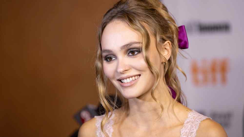 Lily-Rose Depp défend son silence sur les controverses de Johnny Depp et rejette les allégations de népotisme : je ne serai pas 