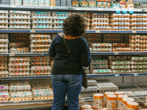 Un client dans une épicerie.