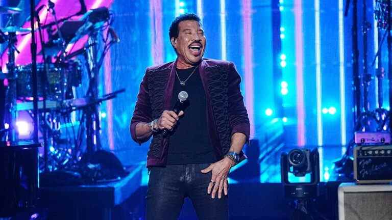 Lionel Richie s'apprête à recevoir le prix Icon aux American Music Awards 2022
