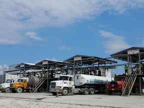 Des camions-citernes sont chargés de carburant au terminal de Varreux après l'arrêt de la distribution pendant près de deux mois, à Port-au-Prince, Haïti, le 8 novembre 2022.