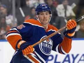 L'attaquant Dylan Holloway des Oilers d'Edmonton.