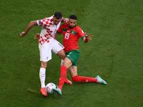 Dejan Lovren de Croatie et Abdelhamid Sabiri du Maroc se disputent le ballon lors du match du groupe F de la Coupe du Monde de la FIFA, Qatar 2022.