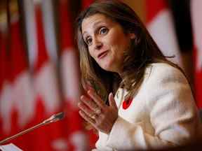 La vice-première ministre et ministre des Finances du Canada, Chrystia Freeland, a publié l'énoncé économique de l'automne à Ottawa jeudi.