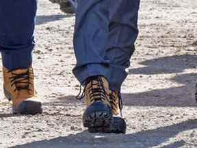 Qui a attaché les lacets de bottes de Justin Trudeau ?, s'est demandé quelqu'un sur Twitter.