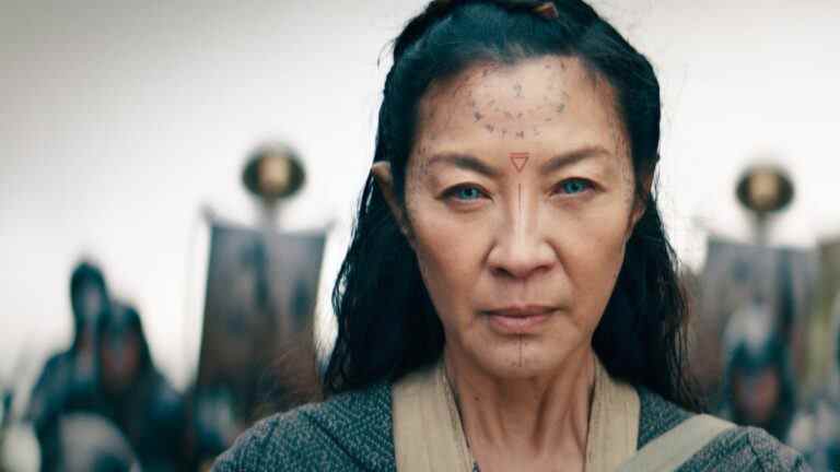 Michelle Yeoh est une puissante guerrière elfique dans la nouvelle bande-annonce de The Witcher: Blood Origin