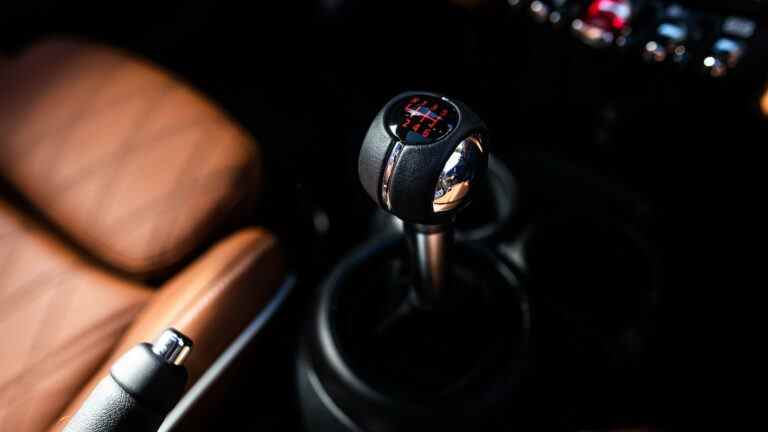 Mini tentera de sauvegarder les manuels avec une nouvelle école de conduite Stick Shift