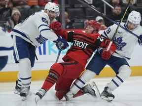 Mark Giordano (55 ans) et Calle Jarnkrok (19 ans) des Maple Leafs ont fait tomber Lucas Raymond des Red Wings au cours de la deuxième période le lundi 28 novembre 2022 à Détroit.