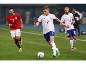 Le milieu de terrain belge Kevin De Bruyne (C) court avec le ballon lors du match de football amical entre la Belgique et l'Égypte au stade Jaber Al-Ahmad de Koweït City le 18 novembre 2022.