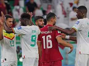 Les joueurs réagissent sur le terrain après le match de football du groupe A de la Coupe du monde Qatar 2022 entre le Qatar et le Sénégal au stade Al-Thumama.