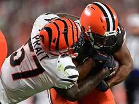 Le porteur de ballon des Browns Nick Chubb (à droite) traverse le secondeur des Bengals Germaine Pratt (à gauche) pour marquer une conversion de deux points lors de l'action de la NFL au deuxième trimestre au FirstEnergy Stadium de Cleveland, le lundi 31 octobre 2022.