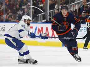 12 mars 2022 ;  Edmonton, Alberta, CAN ;  L'attaquant du Lightning de Tampa Bay Pierre-Edouard Bellemare (41 ans) tente de retenir l'attaquant des Oilers d'Edmonton Ryan McLeod (71 ans) au cours de la troisième période à Rogers Place.  Perry Nelson - USA TODAY Sports