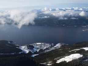 Le village de Kitimaat de la Première Nation Haisla le long du chenal Douglas près de Kitimat, en Colombie-Britannique