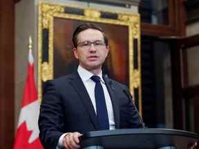 Le chef du Parti conservateur, Pierre Poilievre, s'exprimant devant la Chambre des communes sur la Colline du Parlement à Ottawa.