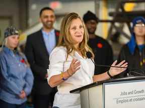 La vice-première ministre et ministre des Finances Chrystina Freeland prend la parole lors d'un événement médiatique à la Fraternité internationale des chaudronniers à Calgary.