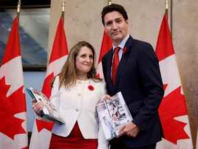 La vice-première ministre et ministre des Finances Chrystia Freeland et le premier ministre Justin Trudeau avant de présenter l'énoncé économique de l'automne sur la colline du Parlement à Ottawa.