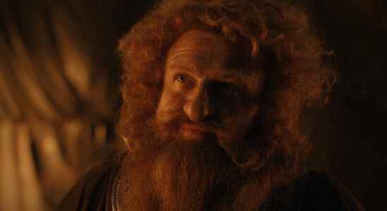 Owain Arthur sur Tolkien aime l'interprétation, ses anneaux de maquillage nain de puissance et son Robert Aramayo Bromance [Exclusive Interview]