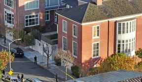 Tôt vendredi matin, le mari de la présidente de la Chambre des États-Unis, Nancy Pelosi, a été attaqué avec un marteau dans la maison du couple à San Francisco (photo ci-dessus).  Il est rapidement apparu que l'agresseur présumé avait grandi à Powell River, en Colombie-Britannique. David Depape avait une sœur jumelle dans la communauté de la Colombie-Britannique, mais il n'y était pas retourné depuis plus de 20 ans et gagnait sa vie en tant que joaillier californien.