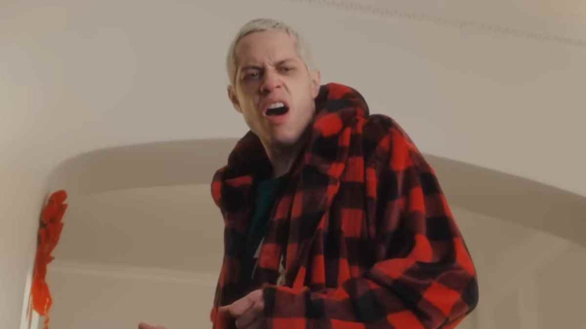 Pete Davidson et sa mère gagnent Internet avec une nouvelle publicité qui souillera à jamais vos pensées sur le Père Noël
