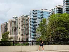 Un piéton passe devant des immeubles en copropriété dans le quartier de Liberty Village à Toronto.