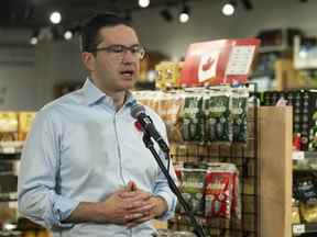 Le chef du Parti conservateur du Canada, Pierre Poilievre, s'adresse aux journalistes à Vancouver le 9 novembre 2022. Poilievre a commencé sa rare conférence de presse en disant qu'« on a l'impression que tout est cassé dans ce pays en ce moment ».