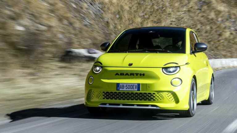 Premier aperçu de la Fiat 500e Abarth 2023 : le Roi Scorpion est de retour en tant que véhicule électrique