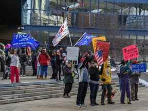 Environ 150 personnes se sont rassemblées contre les restrictions liées au COVID-19 devant l'édifice municipal de Calgary le 6 janvier 2021.