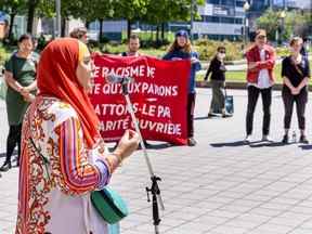 Samira Laouni, responsable de la Semaine de sensibilisation aux musulmans, prend la parole lors d'une manifestation pour marquer le troisième anniversaire du projet de loi 21 en juin 2022.