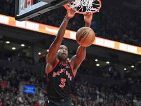 L'attaquant des Raptors de Toronto OG Anunoby (3) dunks pour un panier contre les Rockets de Houston en seconde période à la Scotiabank Arena.