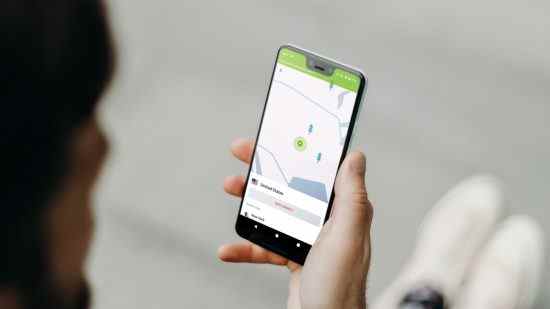 Avis NordVPN : quelqu'un utilise l'application Android sur son smartphone