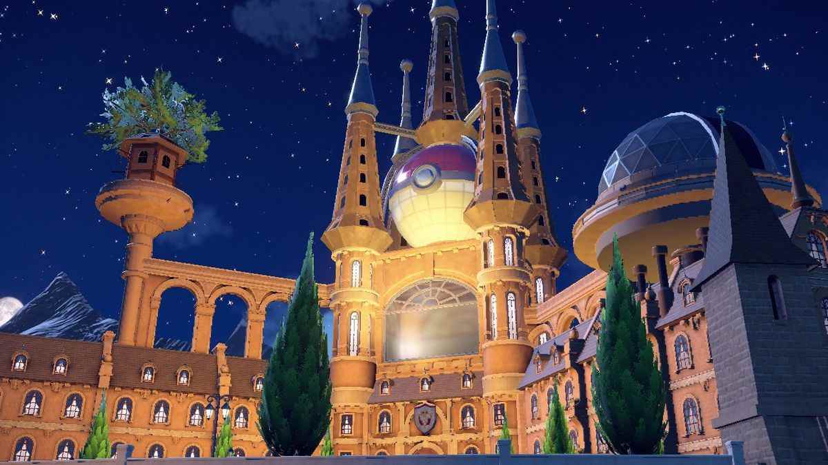 Uva Academy dans Pokémon Scarlet est éclairée la nuit, avec une Pokéball géante parmi ses tourelles supérieures