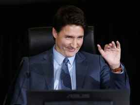 Le premier ministre du Canada Justin Trudeau réagit alors qu'il se prépare à témoigner après une pause à la Commission d'urgence de l'ordre public à Ottawa, Ontario, Canada le 25 novembre 2022. REUTERS/Blair Gable