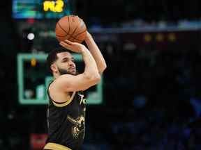 Le garde des Raptors de Toronto, Fred VanVleet, tire pendant le concours en 3 points lors du match des étoiles de la NBA 2022 samedi soir au Rocket Mortgage Field House.