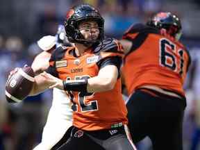 Le quart-arrière des Lions de la Colombie-Britannique, Nathan Rourke, se prépare à passer lors d'un match de la LCF le 9 juillet contre les Blue Bombers de Winnipeg au BC Place.