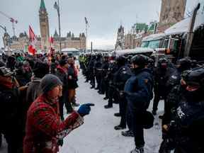 La police fixe les manifestants du Freedom Convoy à Ottawa.