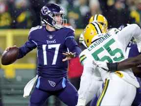 Ryan Tannehill, à gauche, des Titans du Tennessee, cherche à lancer une passe contre les Packers de Green Bay au cours du premier quart du match à Lambeau Field le 17 novembre 2022 à Green Bay, Wisconsin.