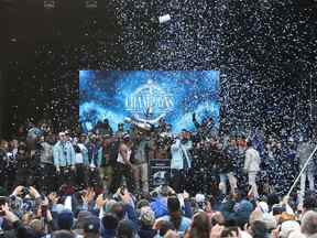 Des explosions de confettis pour couronner le rassemblement de la victoire des Argonauts de Toronto au Maple Leaf Square alors qu'ils célèbrent leur récent championnat de la Coupe Grey, le jeudi 24 novembre 2022.