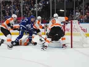 Auston Matthews (34 ans) des Maple Leafs marque un but contre les Flyers de Philadelphie lors de la première période au Scotiabank Arena le mercredi 2 novembre 2022.