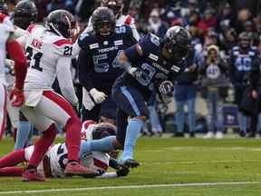 Le porteur de ballon des Argonauts Andrew Harris (33 ans) marque un touché contre les Alouettes de Montréal en première demie au BMO Field.