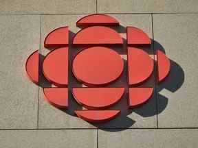 Une vue du logo actuel de CBC au centre-ville d'Edmonton.