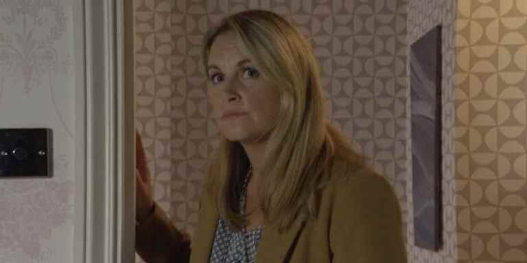 Sam Mitchell d'EastEnders attrape Amy Mitchell alors que le complot d'automutilation se poursuit

