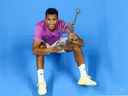 Le Canadien Felix Auger-Aliassime pose avec son trophée après avoir remporté la finale masculine du tournoi ATP European Open Tennis à Anvers le 23 octobre 2022.