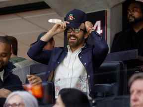 Ryan Reynolds assiste à un match des Sénateurs d'Ottawa au Centre Canadian Tire à Ottawa le mardi 8 novembre 2022.