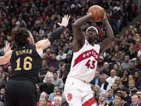 Pascal Siakam (à droite) des Raptors marque sur Cedi Osman des Cleveland Cavaliers au cours de la première mi-temps à Toronto le lundi 28 novembre 2022.