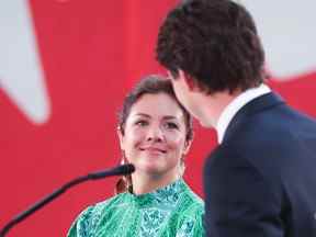 Le premier ministre Justin Trudeau partage un moment avec son épouse Sophie Grégoire lors de la soirée électorale libérale à Montréal le 21 septembre 2021.