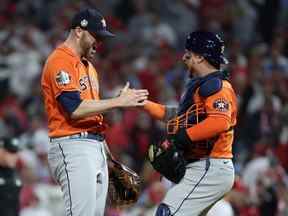 Le lanceur des Astros Ryan Pressly, à gauche, et le receveur Christian Vazquez célèbrent un sans coup sûr combiné pour vaincre les Phillies 5-0 dans le quatrième match de la Série mondiale au Citizens Bank Park de Philadelphie, le mercredi 2 novembre 2022.