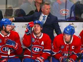 L'entraîneur-chef des Canadiens de Montréal, Martin St. Louis, s'adresse, de gauche à droite, à Josh Anderson, Brendan Gallagher et Nick Suzuki lors de la troisième période contre les Penguins de Pittsburgh à Montréal le 17 octobre 2022.