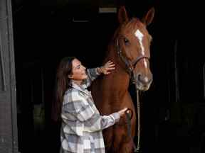 Miriam Alden est photographiée avec son cheval Josephine à Thunderbird Show Stables.